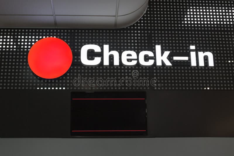 La registrazione dei passeggeri controlla lo scrittorio all'aeroporto internazionale royalty illustrazione gratis La registrazione dei passeggeri controlla lo scrittorio all'aeroporto internazionale royalty illustrazione gratis