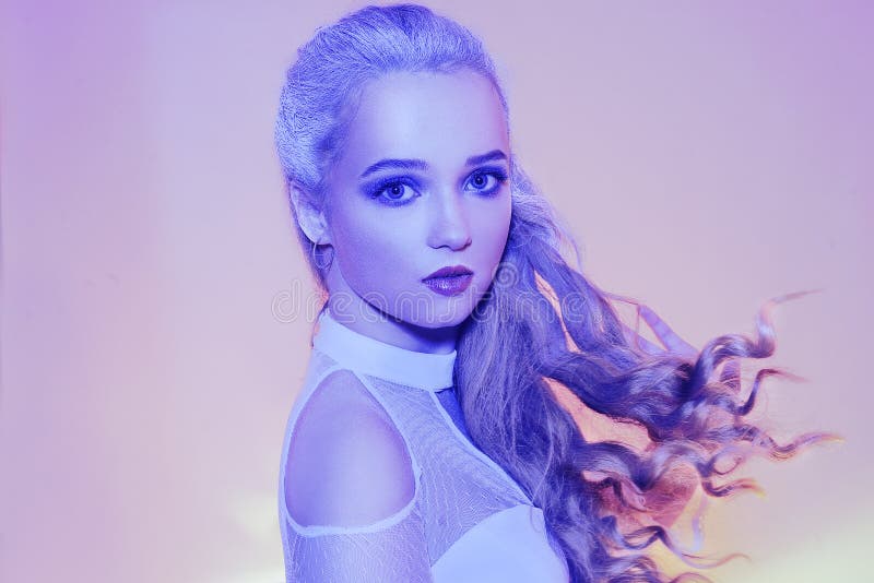 La reina de la nieve en neón Mujer invernal con un vestido blanco chic y cabello blanco nevado Chica con maquillaje azul La belle imagen de archivo La reina de la nieve en neón Mujer invernal con un vestido blanco chic y cabello blanco nevado Chica con maquillaje azul La belle imagen de archivo