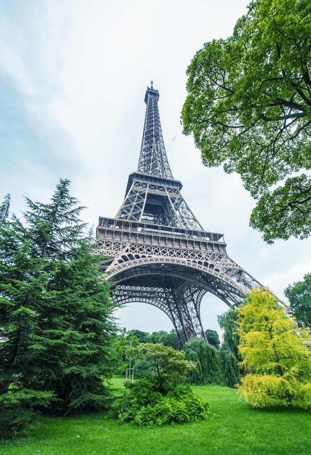 La-Reis Eiffel in Parijs door bomen in de zomer wordt omringd die royalty-vrije stock fotografie La-Reis Eiffel in Parijs door bomen in de zomer wordt omringd die royalty-vrije stock fotografie
