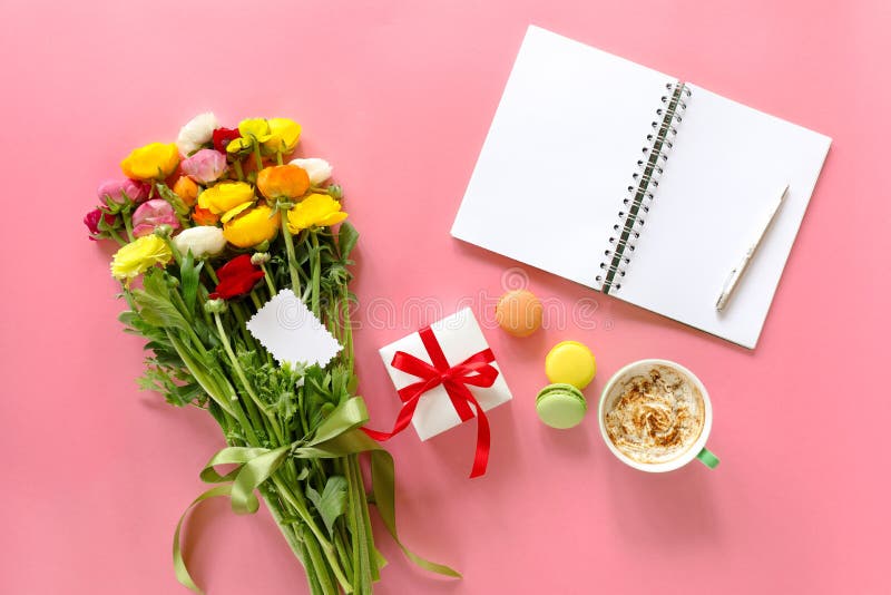 La renoncule de fête de concept de matin fleurit le bouquet, le boîte-cadeau, tasse de cappuccino, makarons durcissent, le carnet images stock La renoncule de fête de concept de matin fleurit le bouquet, le boîte-cadeau, tasse de cappuccino, makarons durcissent, le carnet images stock