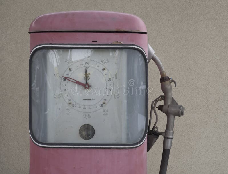 La repubblica Ceca, Praga, il 15 aprile 2018: chiuda sul retro dispositivo di pompaggio rosa della stazione di servizio a partire fotografia stock La repubblica Ceca, Praga, il 15 aprile 2018: chiuda sul retro dispositivo di pompaggio rosa della stazione di servizio a partire fotografia stock