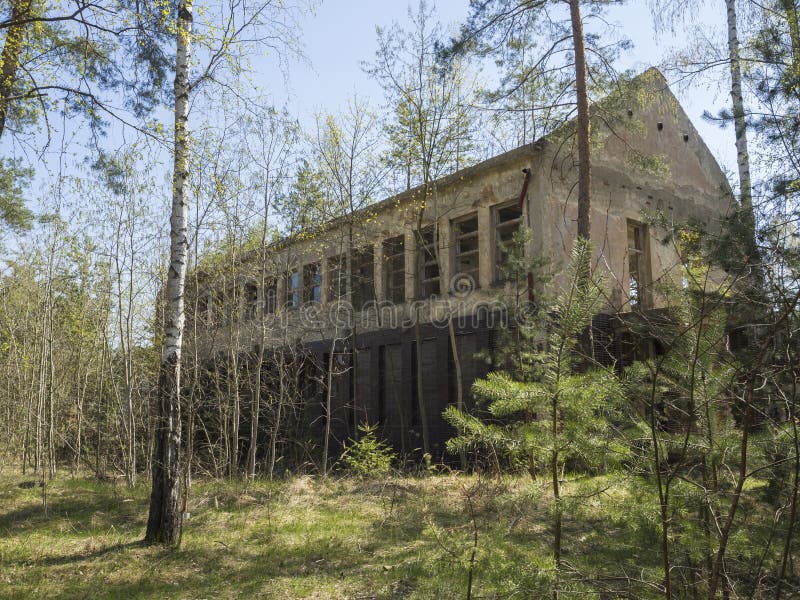 La repubblica Ceca, Ralsko, il 26 aprile 2019: Costruzione di casa rovinata abbandonata alla precedente gamma di addestramento mi fotografia stock libera da diritti La repubblica Ceca, Ralsko, il 26 aprile 2019: Costruzione di casa rovinata abbandonata alla precedente gamma di addestramento mi fotografia stock libera da diritti