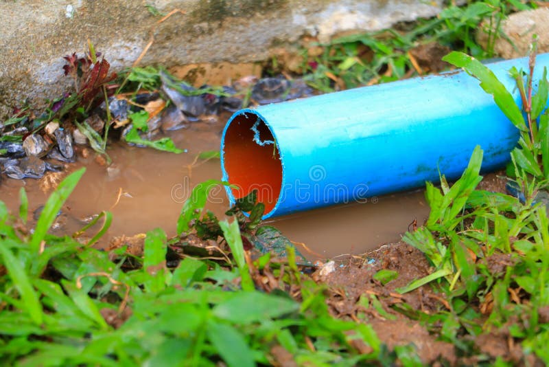 La riparazione di plastica del tubo del PVC ha tagliato fuori di un cantiere fotografia stock La riparazione di plastica del tubo del PVC ha tagliato fuori di un cantiere fotografia stock
