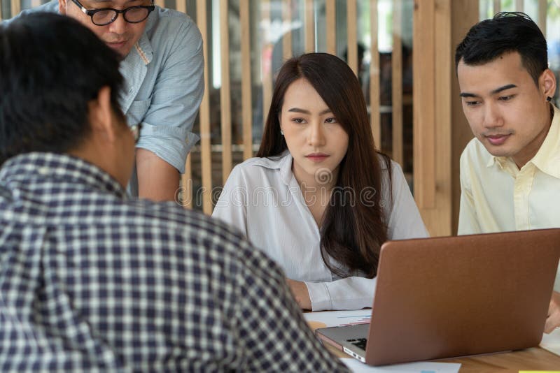 La riunione con il supervisore sta insegnando ai servi per avere più lavoro Gli impiegati di donne sono interessati circa i loro immagini stock La riunione con il supervisore sta insegnando ai servi per avere più lavoro Gli impiegati di donne sono interessati circa i loro immagini stock