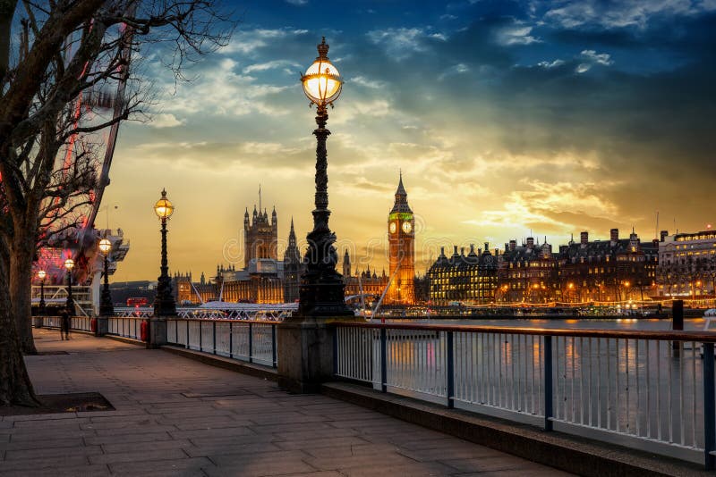 La rive de Londres de la Tamise avec la vue à Big Ben pendant le coucher du soleil photographie stock La rive de Londres de la Tamise avec la vue à Big Ben pendant le coucher du soleil photographie stock