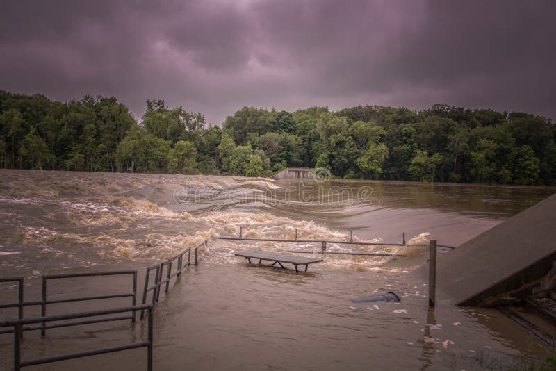 La rivière de Maumee se lève photographie stock