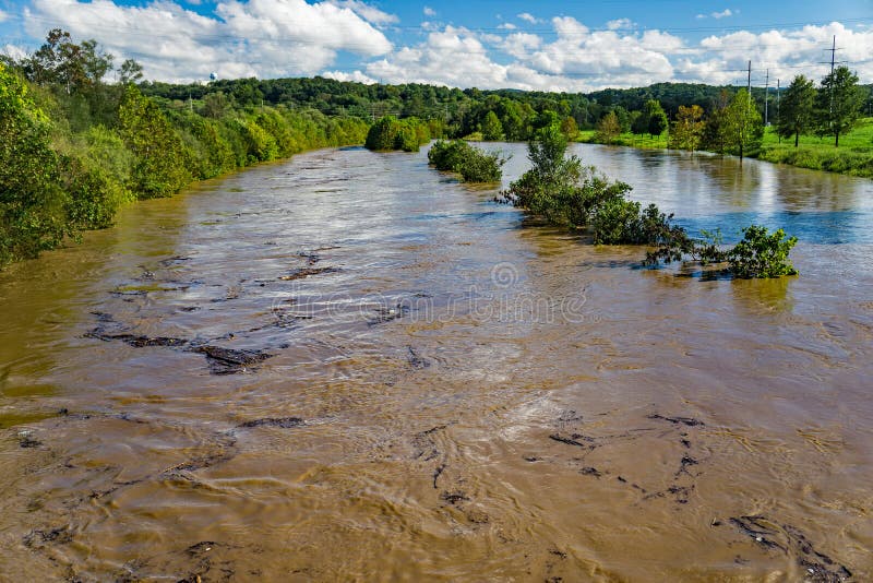 La rivière de Roanoke hors de elle le ` s encaisse - l'ouragan Florence en 2018 images libres de droits La rivière de Roanoke hors de elle le ` s encaisse - l'ouragan Florence en 2018 images libres de droits