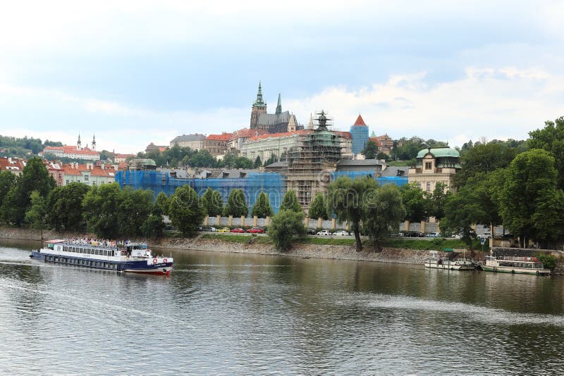 La rivière de Vltava et les vues de la vieille ville photo libre de droits La rivière de Vltava et les vues de la vieille ville photo libre de droits