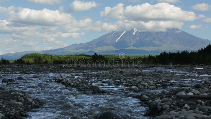 La rivière et le volcan Tolbachik de Studenaya stockent la vidéo de longueur