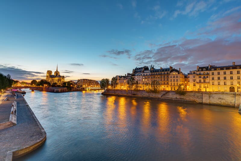 Dawn Panorama D'Ile De La Cite Et De Seine, Paris ATF Photo stock