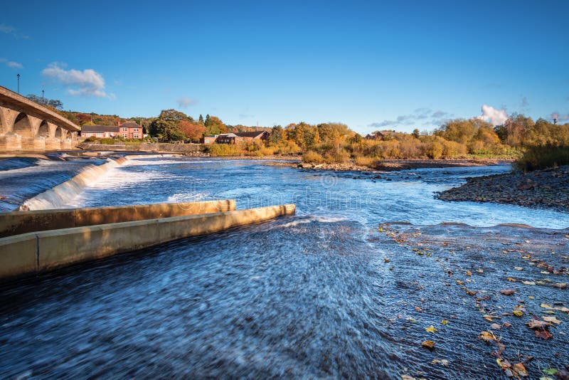 La rivière Tyne circule sur le déversoir de Hexham images libres de droits La rivière Tyne circule sur le déversoir de Hexham images libres de droits