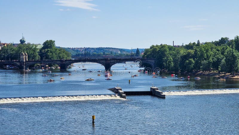 La rivière vitava dans la république tchèque historique de prague. La rivière vitava est la plus longue rivière de la république tchèque et offre une vue imprenable sur prague.