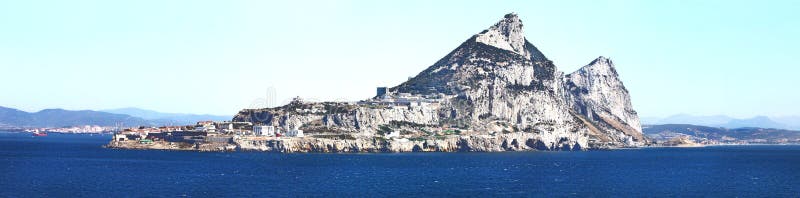 La roca en la vista al mar de la ciudad de Gibraltar Territorio brit?nico panor?mico fotos de archivo libres de regalías La roca en la vista al mar de la ciudad de Gibraltar Territorio brit?nico panor?mico fotos de archivo libres de regalías