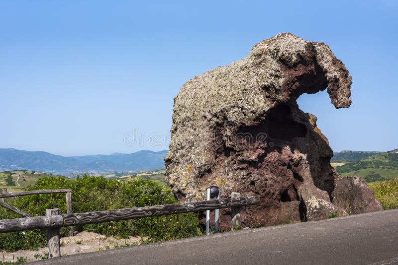 La roche d'éléphant de Castelsardo a appelé le ` Elephante de vallon de Roccia - connu sous le nom de SA Pedra Pertunta, la roche image stock La roche d'éléphant de Castelsardo a appelé le ` Elephante de vallon de Roccia - connu sous le nom de SA Pedra Pertunta, la roche image stock
