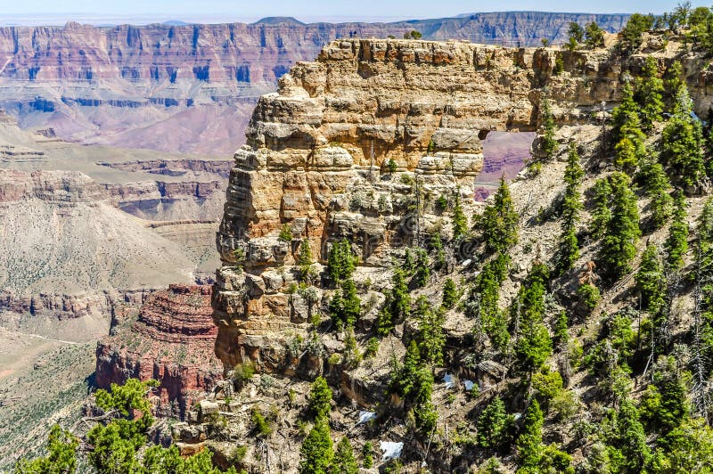 La roche de fenêtre indique le fleuve Colorado sur la jante du nord le de Grand Canyon en Arizona image stock La roche de fenêtre indique le fleuve Colorado sur la jante du nord le de Grand Canyon en Arizona image stock