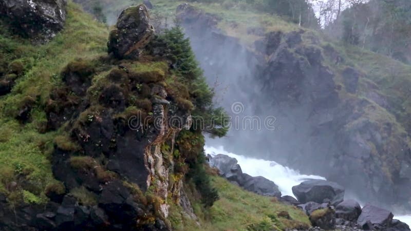 La roche latefossen unique de côté en cascade éclairée dans l'obscurité banque de vidéos