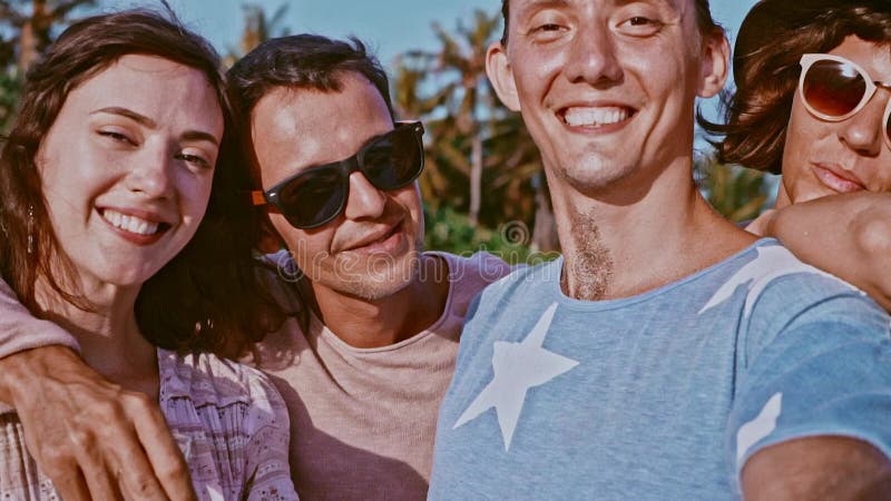 La ropa brillante de los adolescentes hembra-varón despreocupados que disfruta de fin de semana rompe junto divertirse en tiro de almacen de metraje de vídeo
