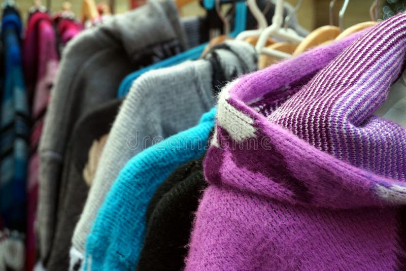 La ropa de lana coloreada multi tradicional de los géneros de punto para la venta en un mercado atasca imagenes de archivo La ropa de lana coloreada multi tradicional de los géneros de punto para la venta en un mercado atasca imagenes de archivo