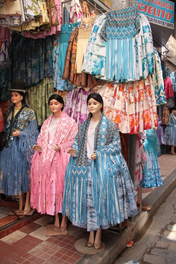 La Ropa De Las Bolivianas Tradicionales En Una Tienda De La Moda Imagen de archivo editorial - Imagen de azul, modelo: 76210854