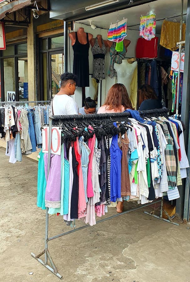 La Ropa Usada Se Vende a Bajo Precio a Lo Largo De La Carretera En  Filipinas Fotografía editorial - Imagen de filipino, along: 173688767