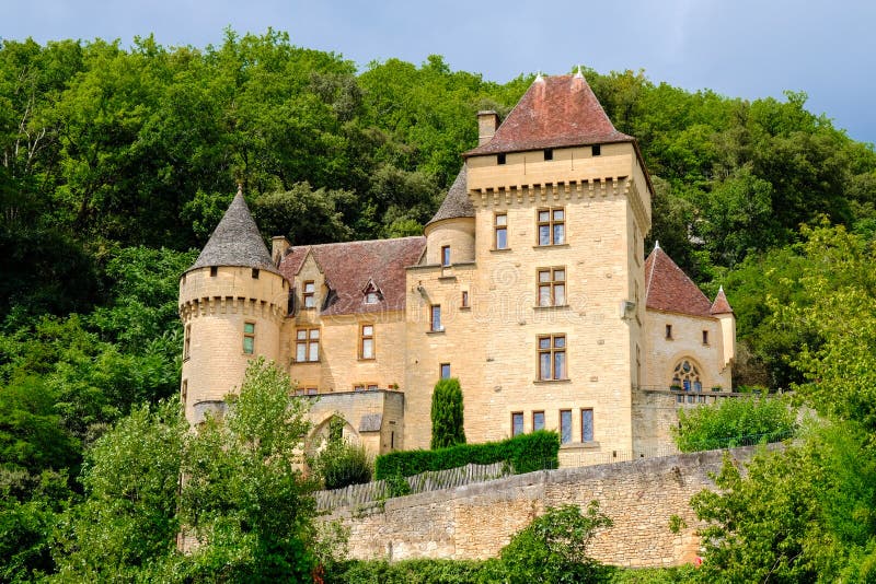 LA ROQUE GAGEAC, FRANCIA - AGOSTO 09, 2018: castello pittoresco vicino al villaggio sotto le rocce Chateau de la Malatrie fotografie stock libere da diritti LA ROQUE GAGEAC, FRANCIA - AGOSTO 09, 2018: castello pittoresco vicino al villaggio sotto le rocce Chateau de la Malatrie fotografie stock libere da diritti