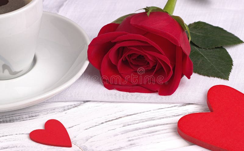 La rosa rossa ed il cuore modellano su fondo di legno bianco, concetto del giorno del ` s del biglietto di S. Valentino, simbolo fotografia stock libera da diritti La rosa rossa ed il cuore modellano su fondo di legno bianco, concetto del giorno del ` s del biglietto di S. Valentino, simbolo fotografia stock libera da diritti