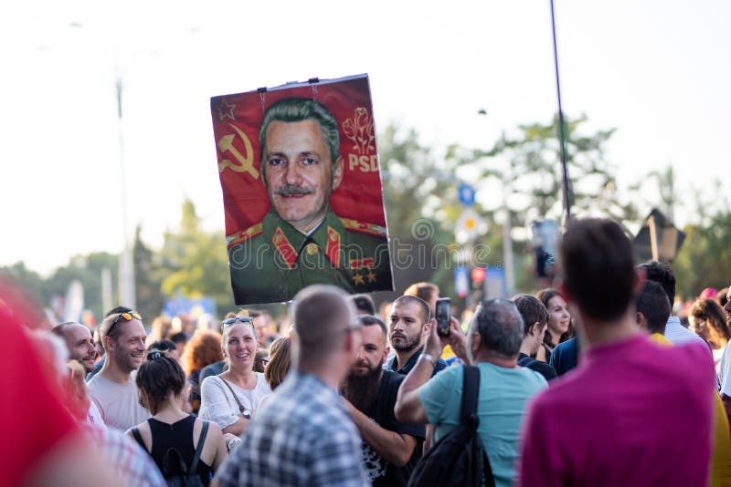 La Roumanie, Bucarest - 10 août 2018 : Protestataires montrant une illustration de Liviu Dragnea en tant que communiste image libre de droits La Roumanie, Bucarest - 10 août 2018 : Protestataires montrant une illustration de Liviu Dragnea en tant que communiste image libre de droits