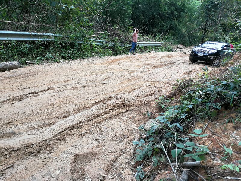 La route de Muddy Dirt de la montée ascendante sont des problèmes faits par barrière de voyage photo libre de droits La route de Muddy Dirt de la montée ascendante sont des problèmes faits par barrière de voyage photo libre de droits