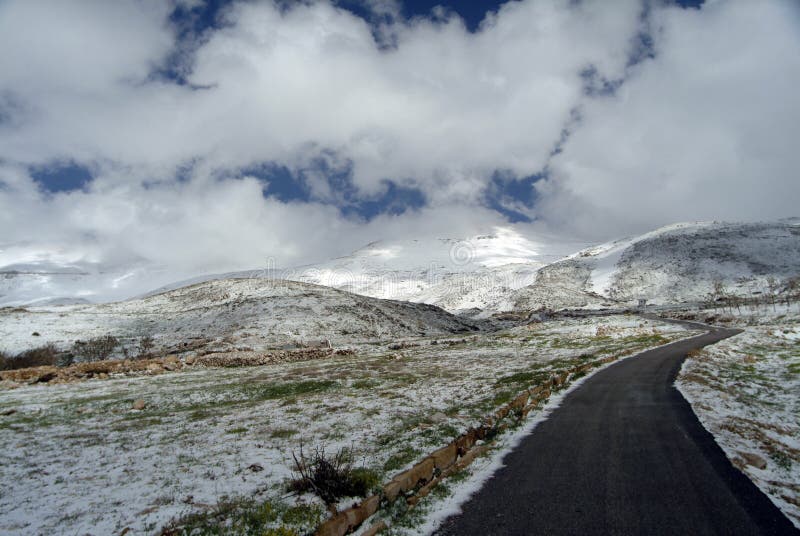 La route vers la Syrie sur les pentes de Qurnat sommet le plus élevé comme de Sawda - du Liban ` s image libre de droits La route vers la Syrie sur les pentes de Qurnat sommet le plus élevé comme de Sawda - du Liban ` s image libre de droits