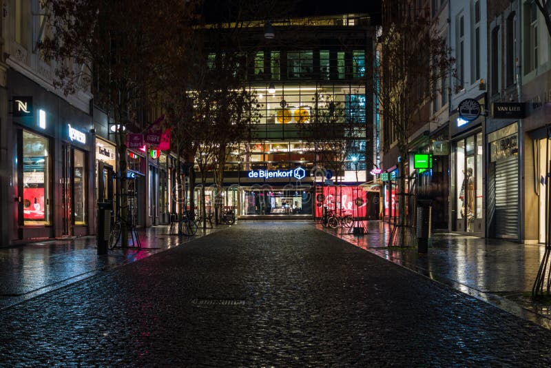 La rue le soir s'allume au centre historique photographie stock libre de droits La rue le soir s'allume au centre historique photographie stock libre de droits
