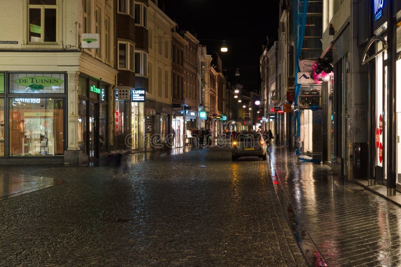 La rue le soir s'allume au centre historique image stock La rue le soir s'allume au centre historique image stock