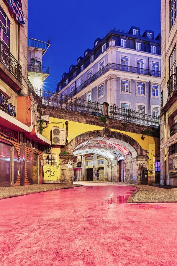 La rue rose de Lisbonne pendant l'heure bleue