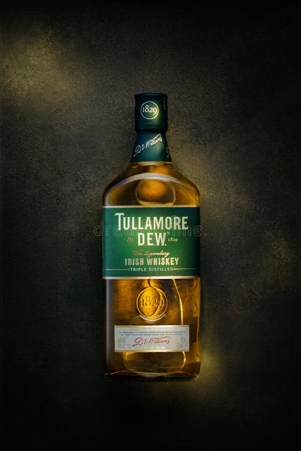 La rugiada di Tullamore è una marca di b prodotta whiskey irlandese mescolata immagine stock La rugiada di Tullamore è una marca di b prodotta whiskey irlandese mescolata immagine stock