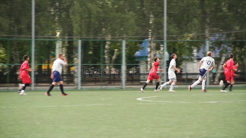 La Russia - Mosca, il 25 agosto 2018: Giocatori di football americano correnti di calcio Calciatori che danno dei calci al gioco immagine stock La Russia - Mosca, il 25 agosto 2018: Giocatori di football americano correnti di calcio Calciatori che danno dei calci al gioco immagine stock