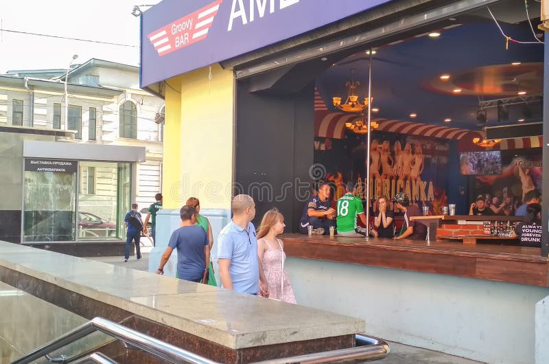 La Russie, Ekaterinburg, le 30 juin 2018 Passionés du football mexicains parlant avec émotion à la barre de sports Coupe du monde photographie stock libre de droits La Russie, Ekaterinburg, le 30 juin 2018 Passionés du football mexicains parlant avec émotion à la barre de sports Coupe du monde photographie stock libre de droits