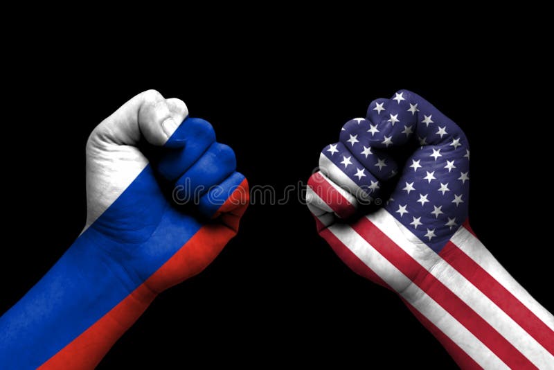 La Russie et les Etats-Unis sont en conflit, la crise des relations internationales, drapeau sur le concept de fond de main