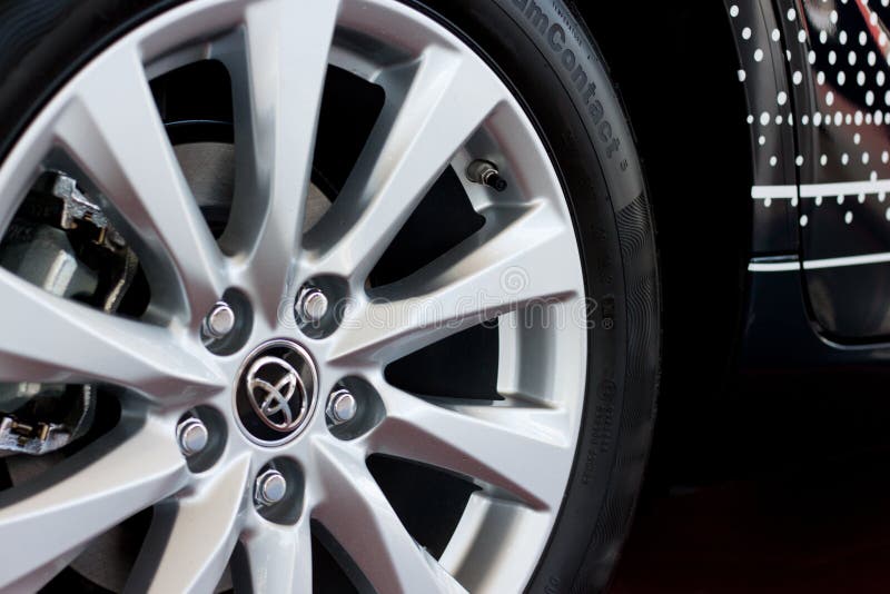 La Russie, Izhevsk - 21 avril 2018 : Salle d'exposition Toyota Disque de roue de nouveau Toyota Camry photos libres de droits La Russie, Izhevsk - 21 avril 2018 : Salle d'exposition Toyota Disque de roue de nouveau Toyota Camry photos libres de droits