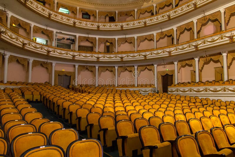 LA RUSSIE, KALININGRAD - 8 DÉCEMBRE 2015 : Les intérieurs du théâtre régional de drame de Kaliningrad photos libres de droits LA RUSSIE, KALININGRAD - 8 DÉCEMBRE 2015 : Les intérieurs du théâtre régional de drame de Kaliningrad photos libres de droits