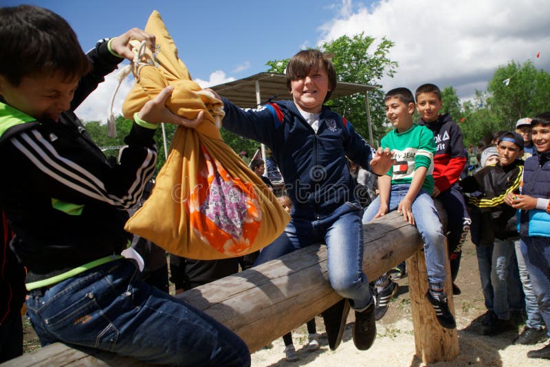 La Russie, Magnitogorsk, - juin, 15, 2019 Les garçons combattent avec enthousiasme des sacs sur un rondin pendant les vacances Sa images libres de droits La Russie, Magnitogorsk, - juin, 15, 2019 Les garçons combattent avec enthousiasme des sacs sur un rondin pendant les vacances Sa images libres de droits