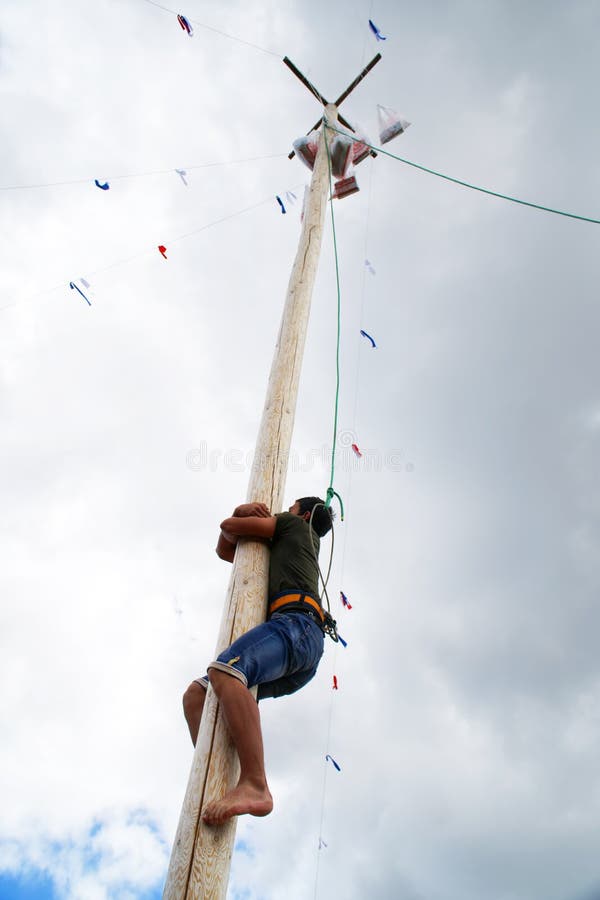 La Russie, Magnitogorsk, - juin, 15, 2019 Un homme s'élève sur un poteau en bois grand pour un cadeau pendant le Sabantuy - les v photos libres de droits La Russie, Magnitogorsk, - juin, 15, 2019 Un homme s'élève sur un poteau en bois grand pour un cadeau pendant le Sabantuy - les v photos libres de droits