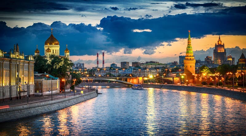 La Russie, Moscou, vue de nuit de la rivière et Kremlin