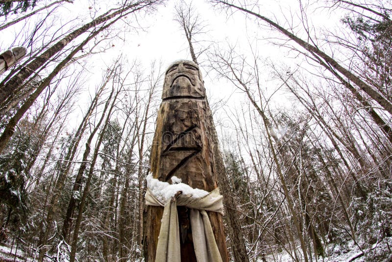 La Russie - novembre 2015 : Perun - idole païen slave sur le temple de forêt image stock La Russie - novembre 2015 : Perun - idole païen slave sur le temple de forêt image stock