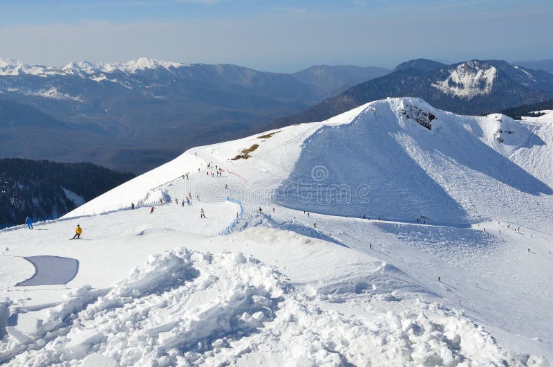 La Russie, Sotchi, les pentes de la station de sports d'hiver Rosa Khutor photo stock La Russie, Sotchi, les pentes de la station de sports d'hiver Rosa Khutor photo stock