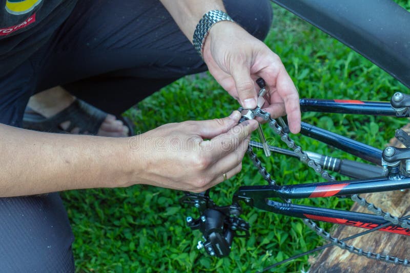La Russie, Tatarstan, le 13 juillet 2019 R?paration de v?lo Jeune homme réparant le vélo dans la forêt photos stock La Russie, Tatarstan, le 13 juillet 2019 R?paration de v?lo Jeune homme réparant le vélo dans la forêt photos stock