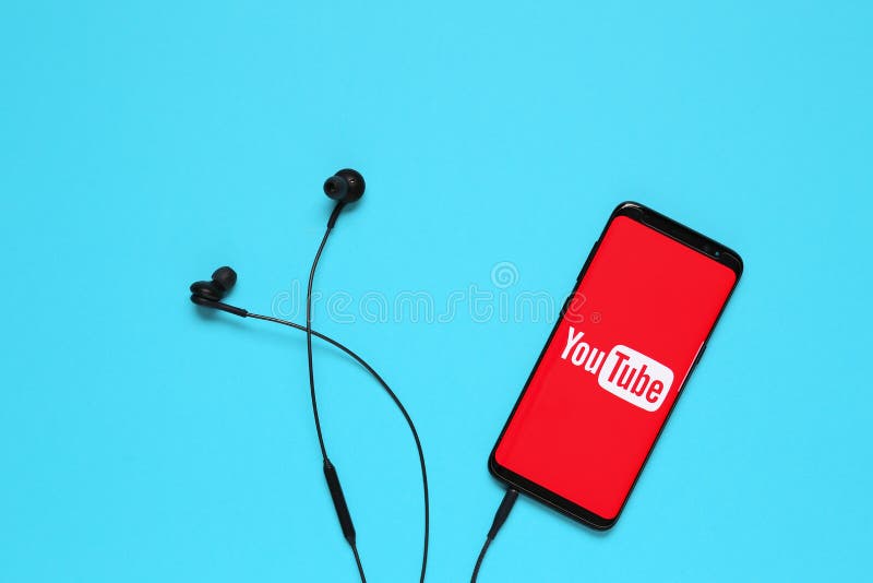 La RUSSIE, Tyumen - 10 février 2018 : Application de Youtube sur le périphérique mobile Configuration plate photographie stock libre de droits La RUSSIE, Tyumen - 10 février 2018 : Application de Youtube sur le périphérique mobile Configuration plate photographie stock libre de droits