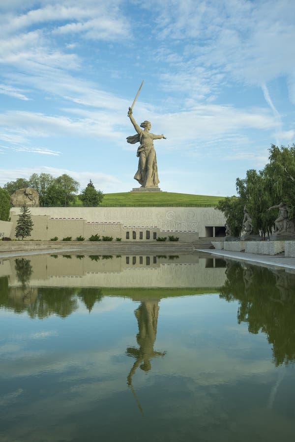 La Russie, Volgograd - 23 mai 2018 : La mère patrie de sculpture - le centre compositionnel du monument-ensemble aux héros photos libres de droits La Russie, Volgograd - 23 mai 2018 : La mère patrie de sculpture - le centre compositionnel du monument-ensemble aux héros photos libres de droits