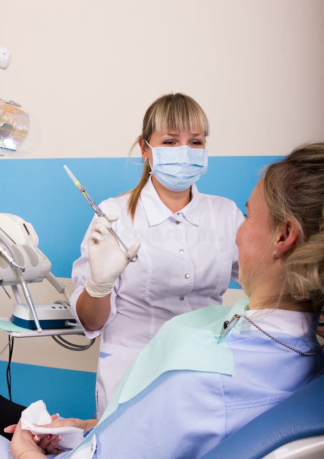 La réception était au dentiste féminin image libre de droits La réception était au dentiste féminin image libre de droits
