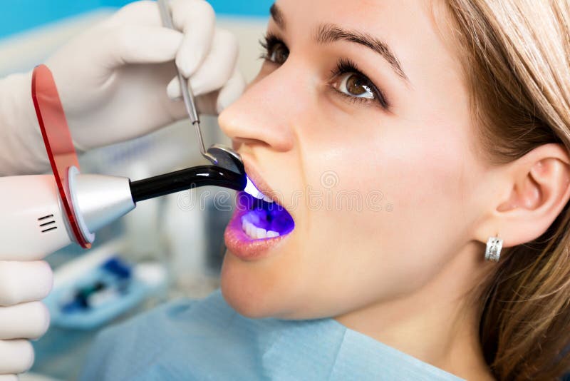 La réception était au dentiste féminin que Doctor examine la cavité buccale sur la carie dentaire Protection de carie Carie denta images stock La réception était au dentiste féminin que Doctor examine la cavité buccale sur la carie dentaire Protection de carie Carie denta images stock