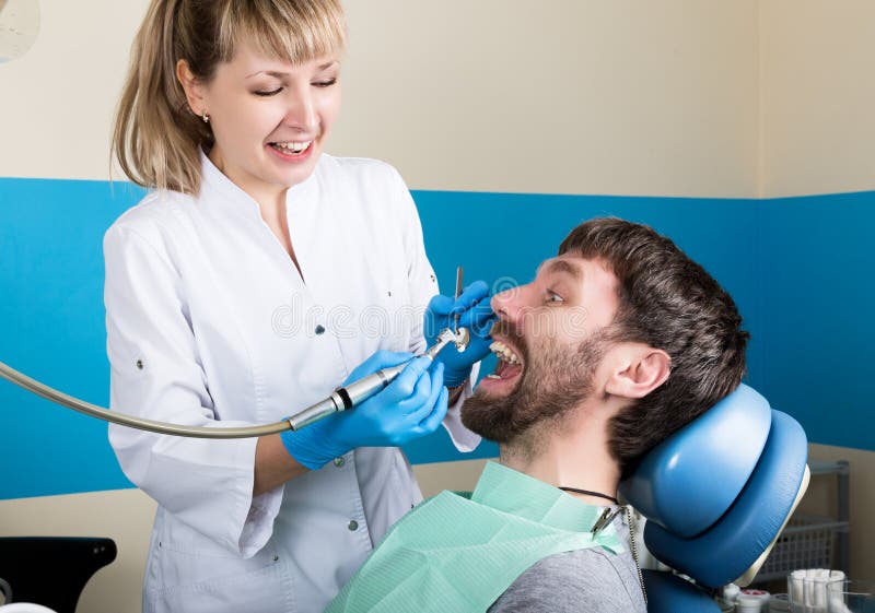 La réception était au dentiste féminin que Doctor examine la cavité buccale sur la carie dentaire Protection de carie le docteur images libres de droits La réception était au dentiste féminin que Doctor examine la cavité buccale sur la carie dentaire Protection de carie le docteur images libres de droits