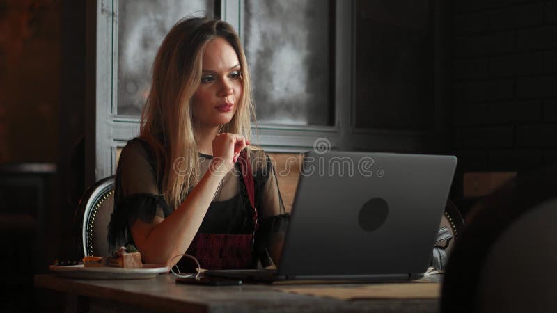 La réflexion de femme d'affaires des yeux d'Internet focalisée par verres d'ordinateur portable de la femme travaillante légère d